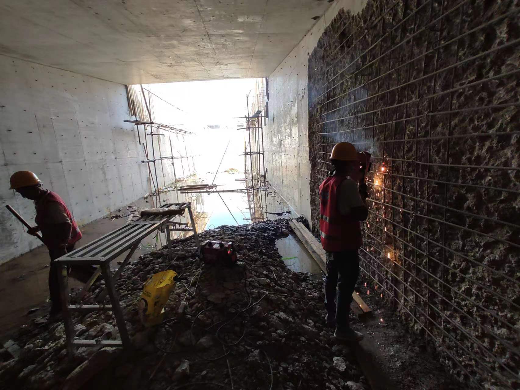 银州挖断承重墙导致楼体开裂，加固施工方案出炉